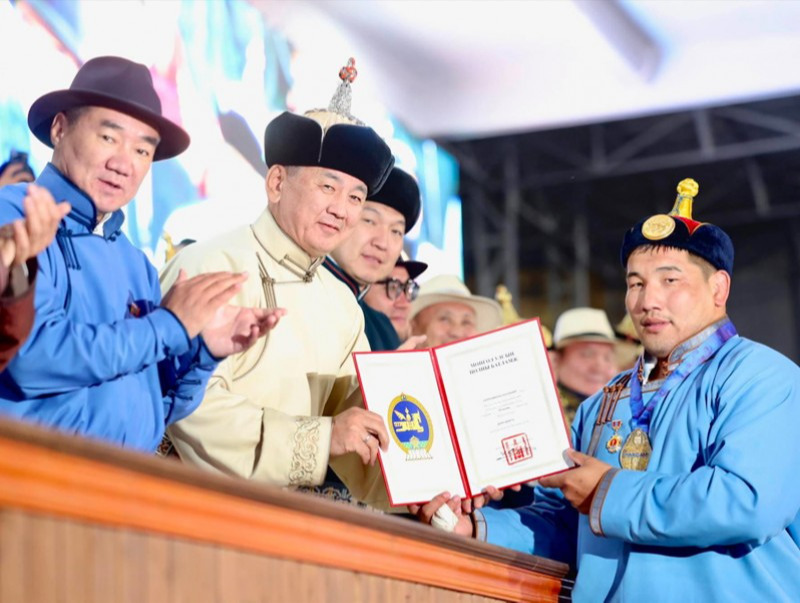 Үндэсний их баяр наадмын хүчит бөхийн барилдаанд Б.Орхонбаяр түрүүлж, Б.Бат-Өлзий үзүүрлэлээ